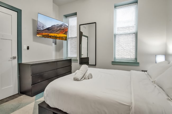 Building Photo - 36 E Utica St