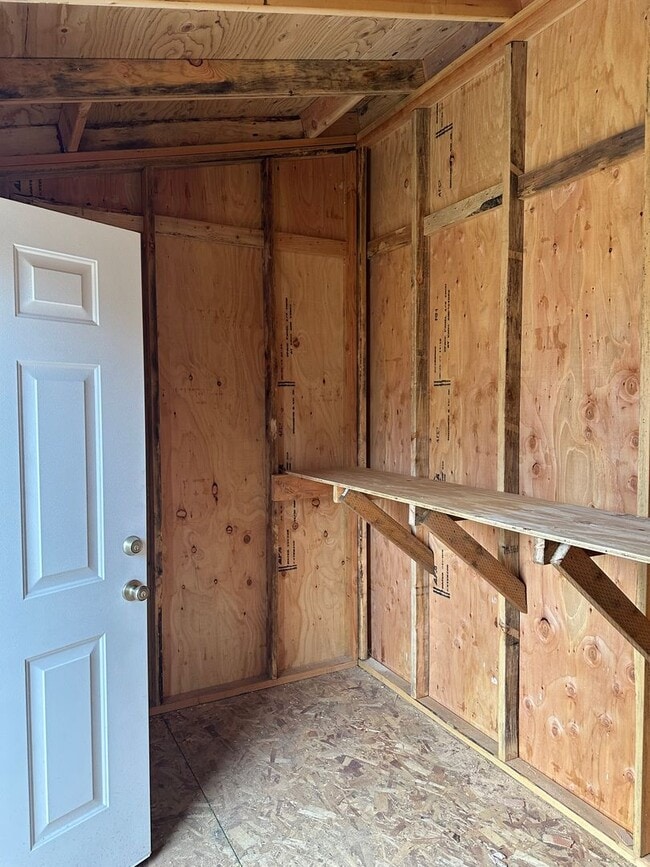 Building Photo - 2 bedroom, 1 bath house in Springfield!