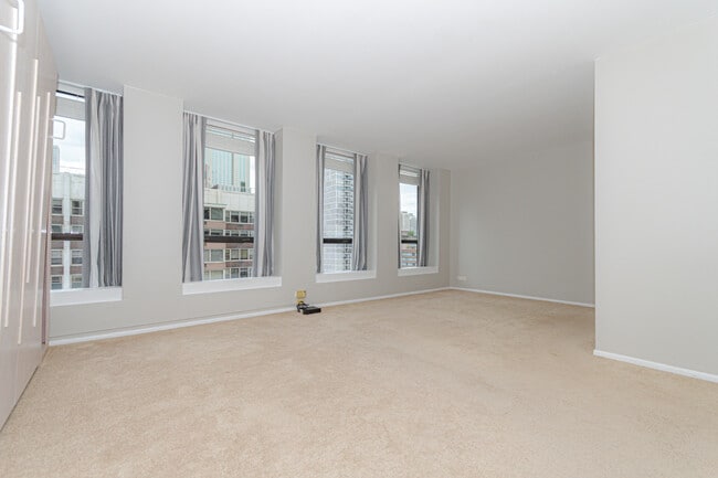 Building Photo - 260 E Chestnut St