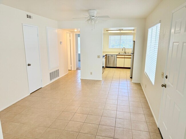 Foto del edificio - Freshly Updated 2-Bedroom Condo In The Mes...