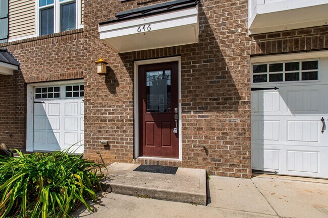 Building Photo - Beautifully Maintained 4BR/3.5BA End-Unit ...