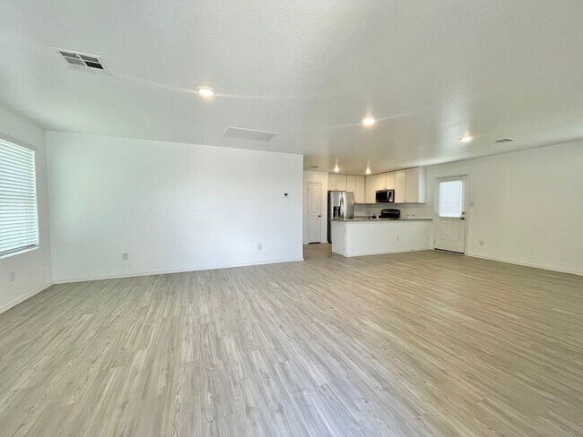 Building Photo - Airy 1 Story Home in Silos!