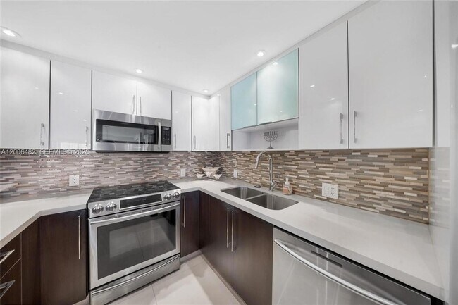 Foto del edificio - 100 Bayview Dr