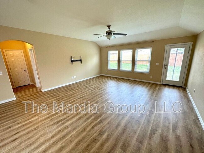 Foto del edificio - 221 Creekwood Dr