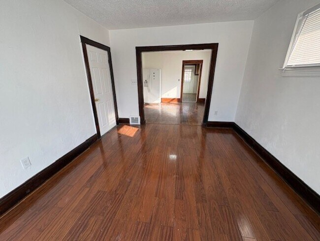 Foto del edificio - 3973-3975 E 123rd St Cleveland Oh 44105 MFH2 .T2