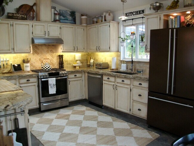 Building Photo - Beautiful 3 bedroom, 2-1/2 bath home in Sp...