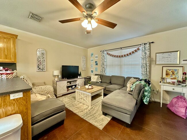 Building Photo - 1018 Bagby Ave