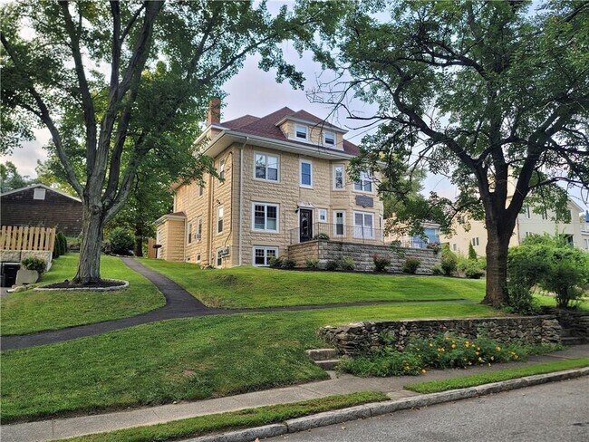 Foto del edificio - 141 Bourne Ave