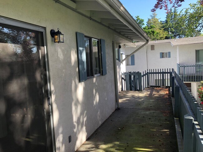 Building Photo - Large upstairs condo in great location!