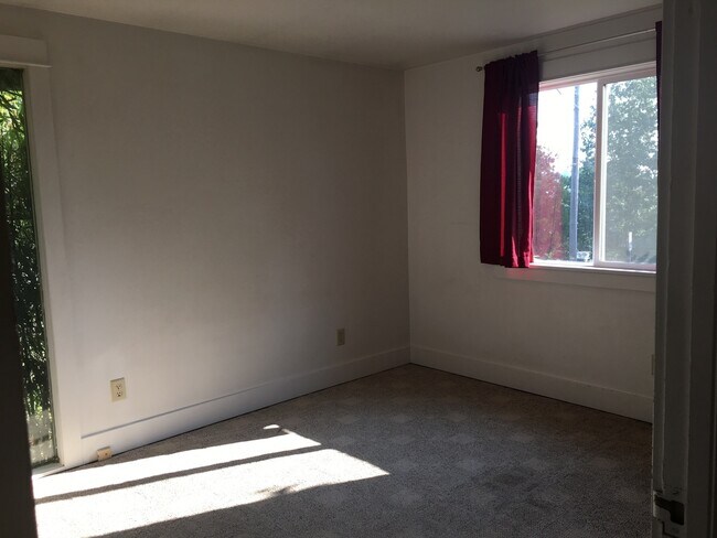 Building Photo - 6 Bedroom House near Downtown and Universi...