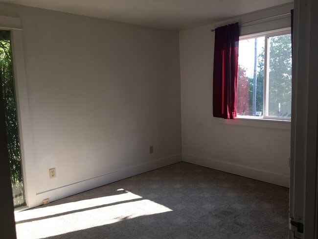 Photo - 6 Bedroom House near Downtown and Universi...