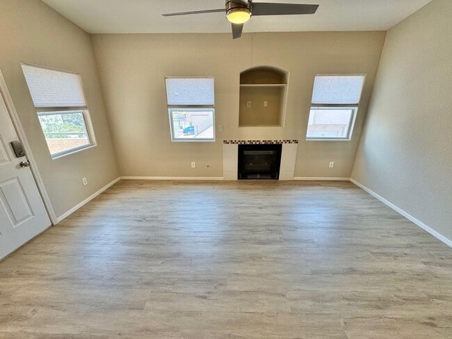 Building Photo - STUNNING 2 BEDROOM / 2 FULL BATH CONDO UNI...