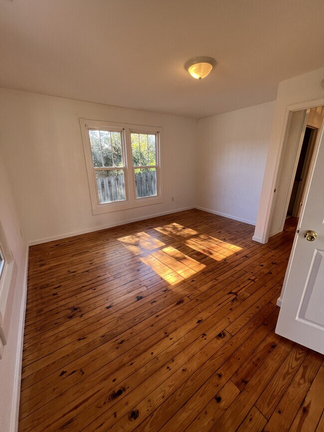 Building Photo - 607 Snow St