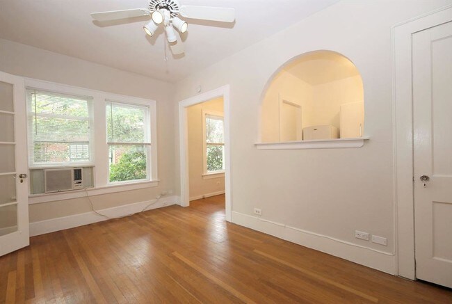 Building Photo - 808 Sul Ross St