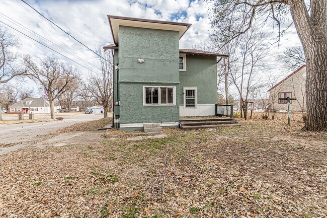 Foto del edificio - Please View 3D Virtual Walk-Through Before Scheduling a Showing