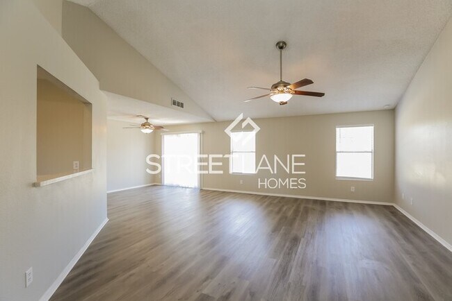 Building Photo - Gorgeous 3 bdrm, split floorplan with pool!