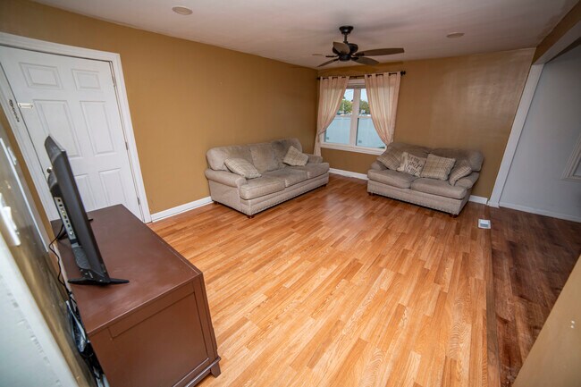 Foto del edificio - 4572 Rumsey Ave