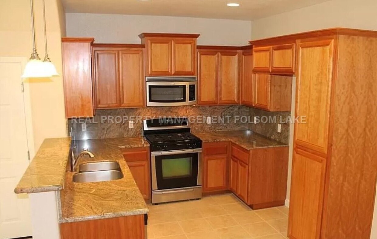 Building Photo - 2 Bedroom 2 Bath Condominium