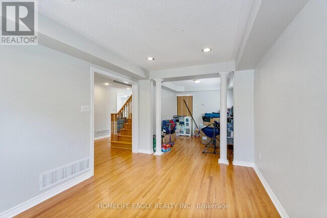 Building Photo - 63 Raintree Crescent
