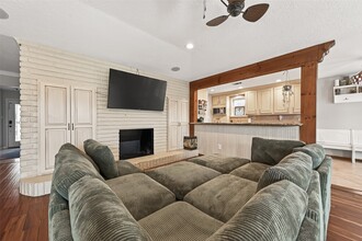 Building Photo - 805 Camelot Ln