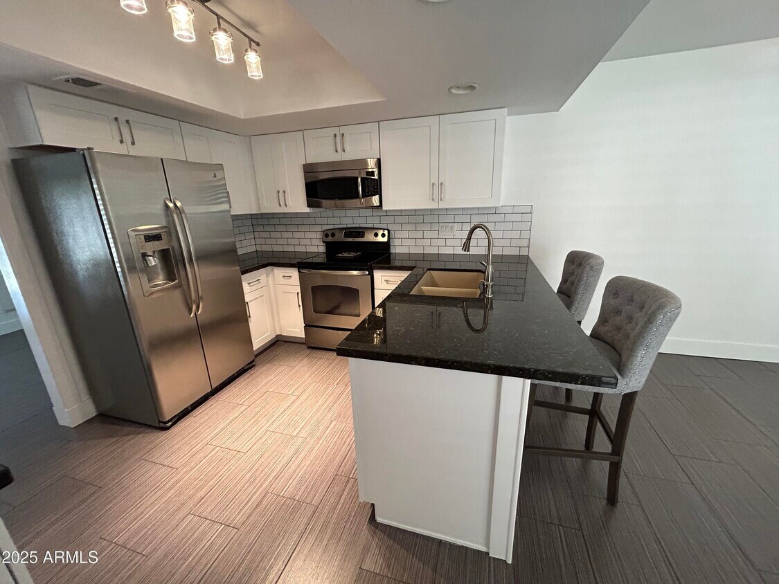 Foto principal - 320 E LARKSPUR Ln