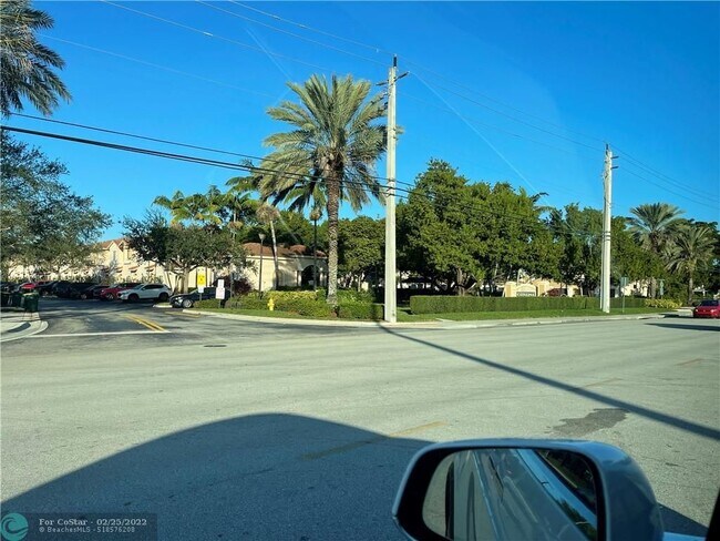 Building Photo - 8882 N Isles Cir