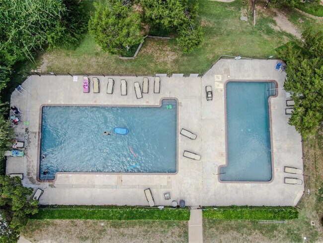 Foto del edificio - 2450 Wickersham Ln