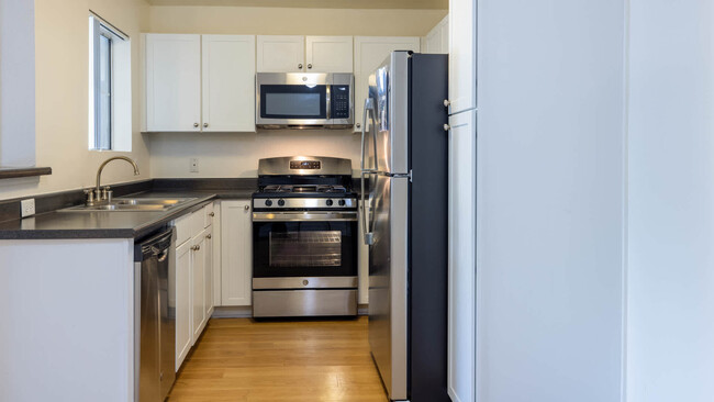 Cocina con electrodomésticos de acero inoxidable - Oak Park Apartment Homes