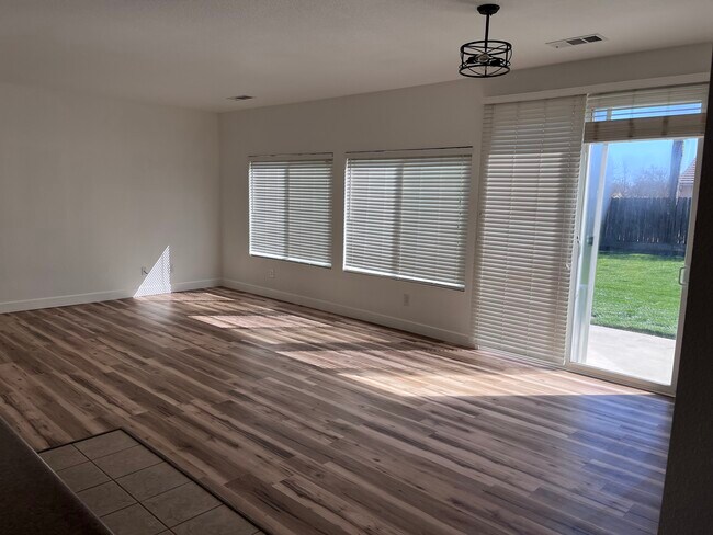 Foto del edificio - 1745 W Merritt St