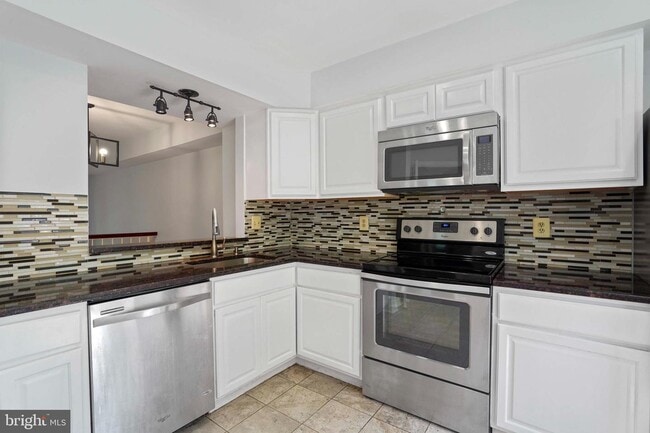Building Photo - 8498 Laurel Oak Dr