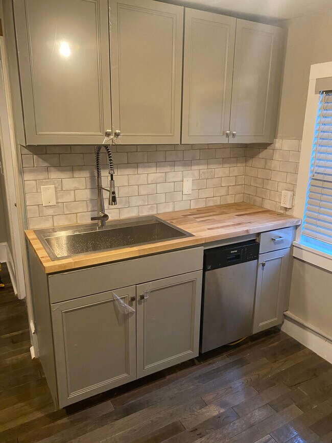 20 Leigh St Unit C, Clinton, NJ 08809 20 Leigh St Clinton, NJ