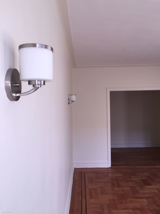 Foto del edificio - 2 br, 1 bath  - 2550 83rd St second floor