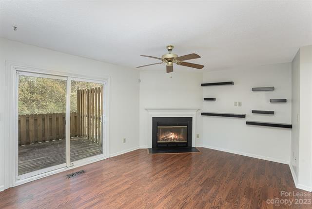 Foto del edificio - 1303 Maple Shade Ln