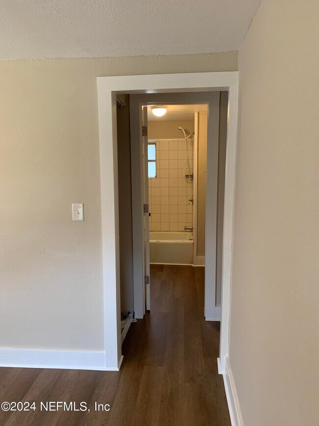 Building Photo - 307 Country Living Cir