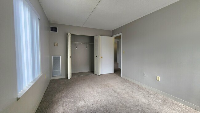 Building Photo - 66 Beach Point Pl