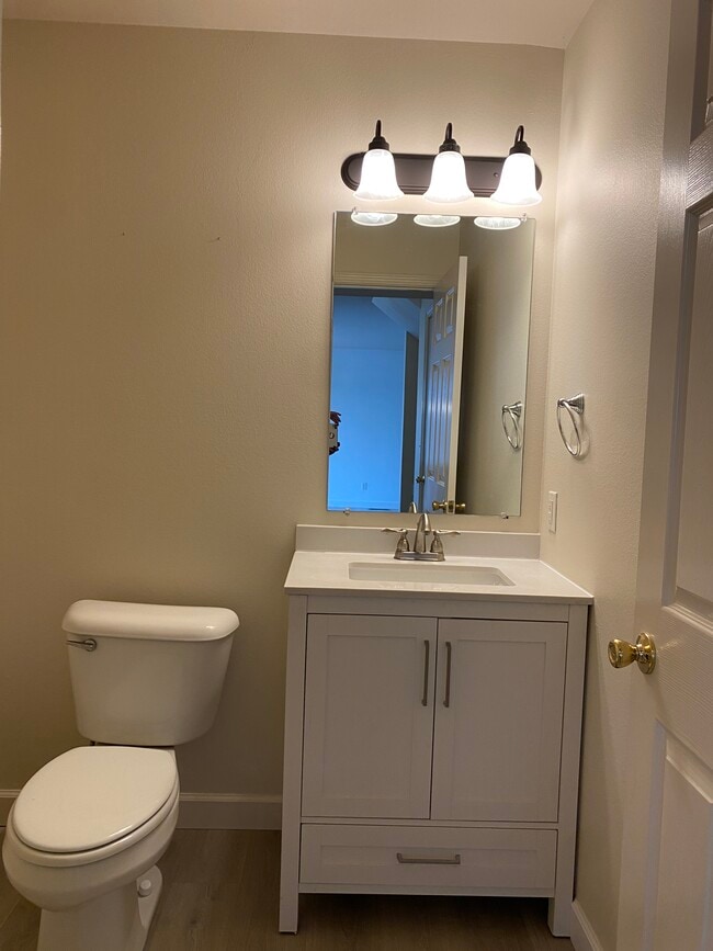 Main level bathroom - 1205 Pinewood Dr