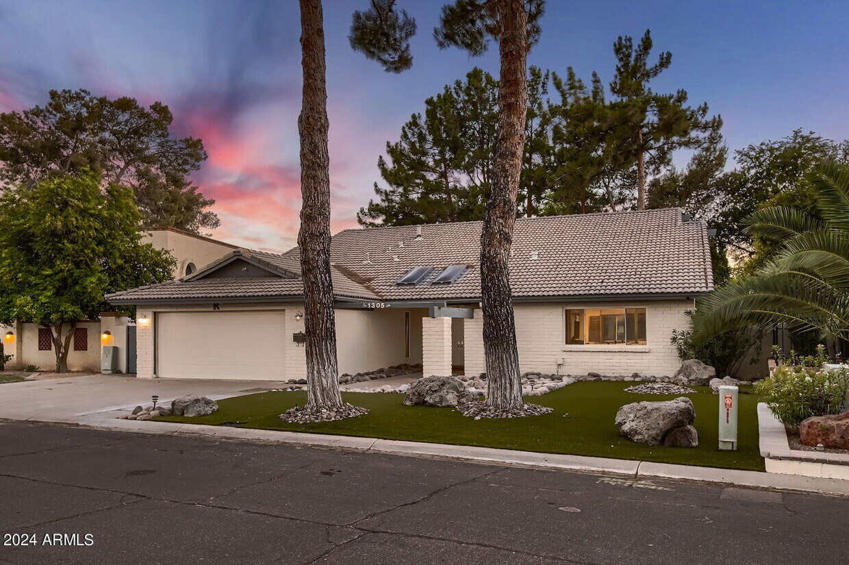 Primary Photo - 1305 E Steamboat Bend Dr