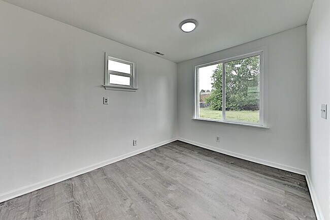 Building Photo - 83 Robertson St