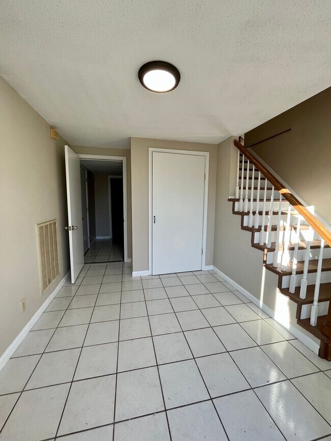 Building Photo - Large home with fenced in yard close to Du...