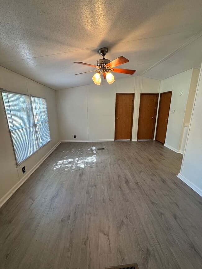 Foto del edificio - 1505 Ward Ave