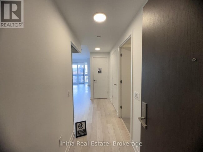 Building Photo - 39 Roehampton Ave