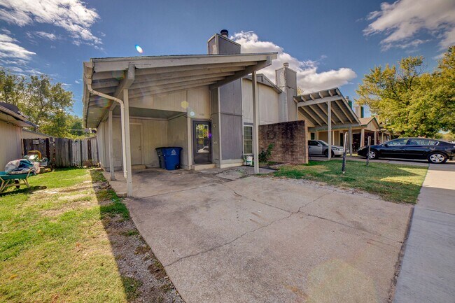 Building Photo - Recently renovated