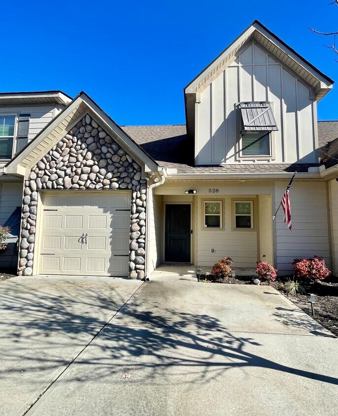 Foto principal - Large Town Home with Garage