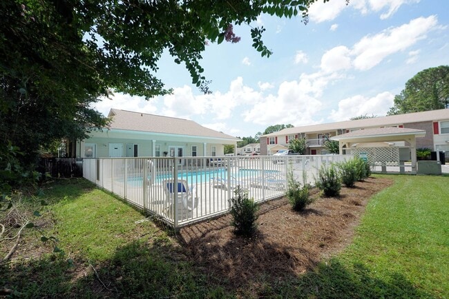 Building Photo - Two bed townhome in Bluewater with a Commu...