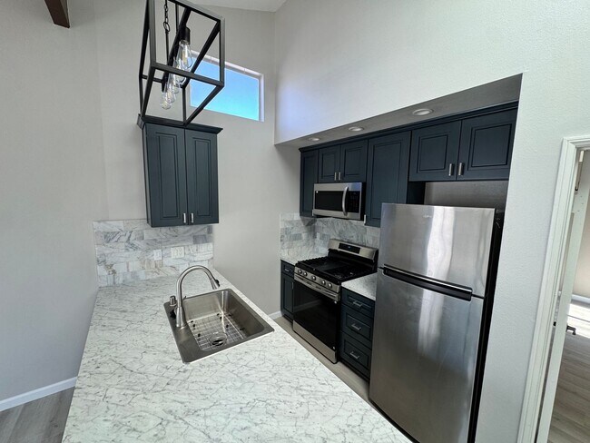 Foto del edificio - Eastside Costa Mesa Townhome with 2-Car Ga...