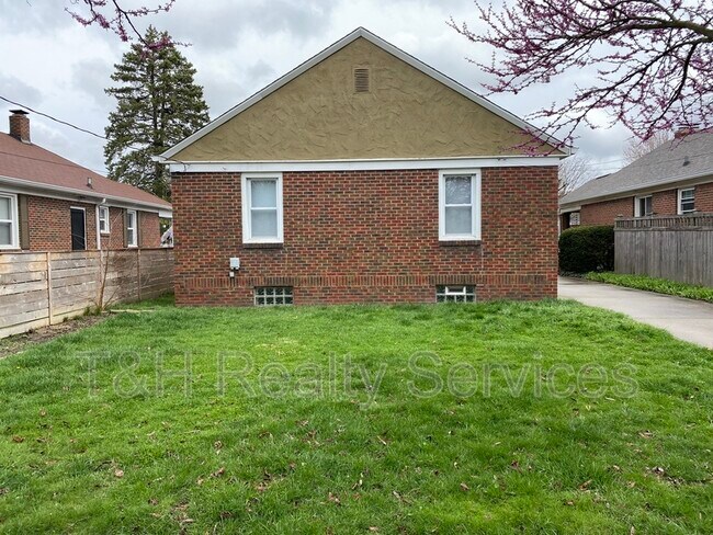Building Photo - 1230 N Downey Ave