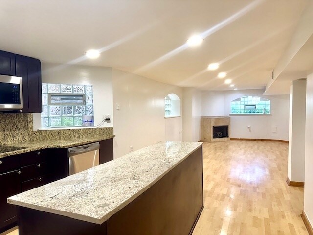 Building Photo - 5618 N Artesian Ave