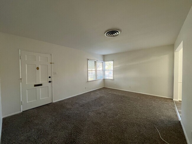 Foto del edificio - Panorama City 2+1 house w/garage + backyard! (8062 Lennox)
