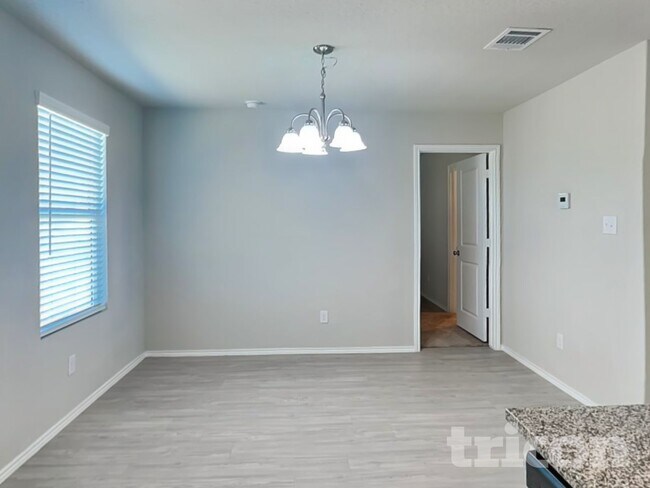 Foto del edificio - 13240 Rosemary Cove