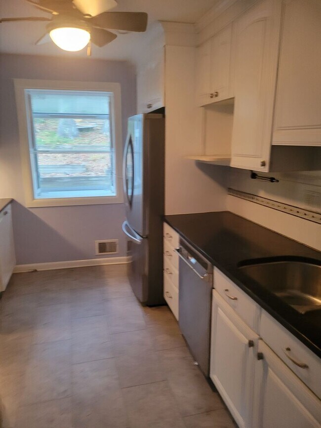 Building Photo - Amazing 3 BR/2.5 BA Single-Family Home in ...